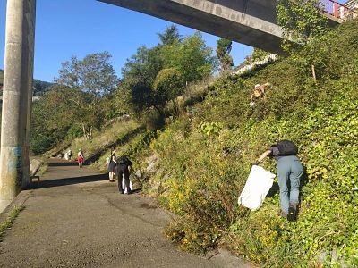 RECOGIDA DE PLASTICOS EN LA RIA DEL NERVI&Oacute;N A SU 