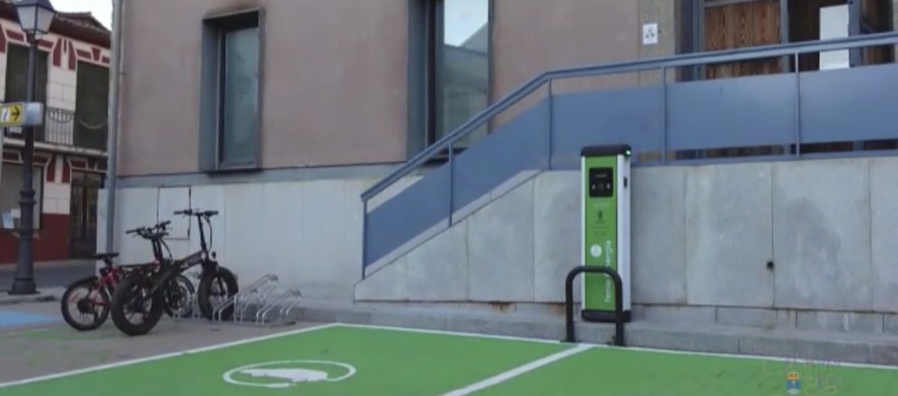 Punto de recarga para dos veh&iacute;culos el&eacute;ctricos